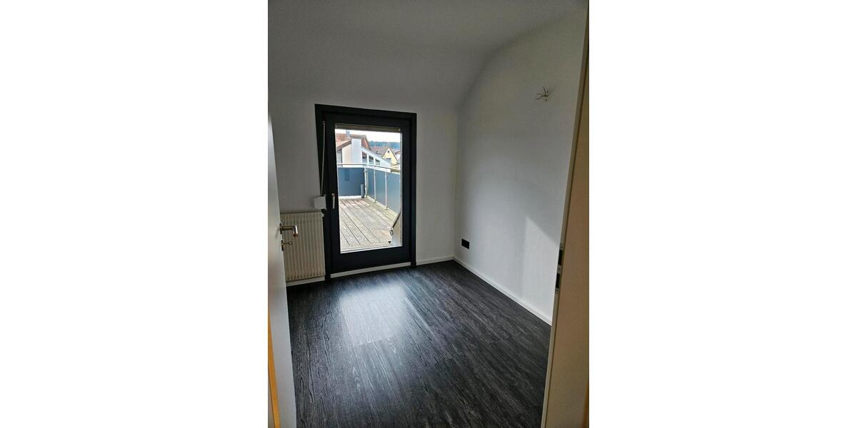 Dachgeschoßwohnung Villingen-Schwenningen Schwenningen - 4 Zimmer, 85 m&sup2;, 1.050&euro; | Angebot:25165024
