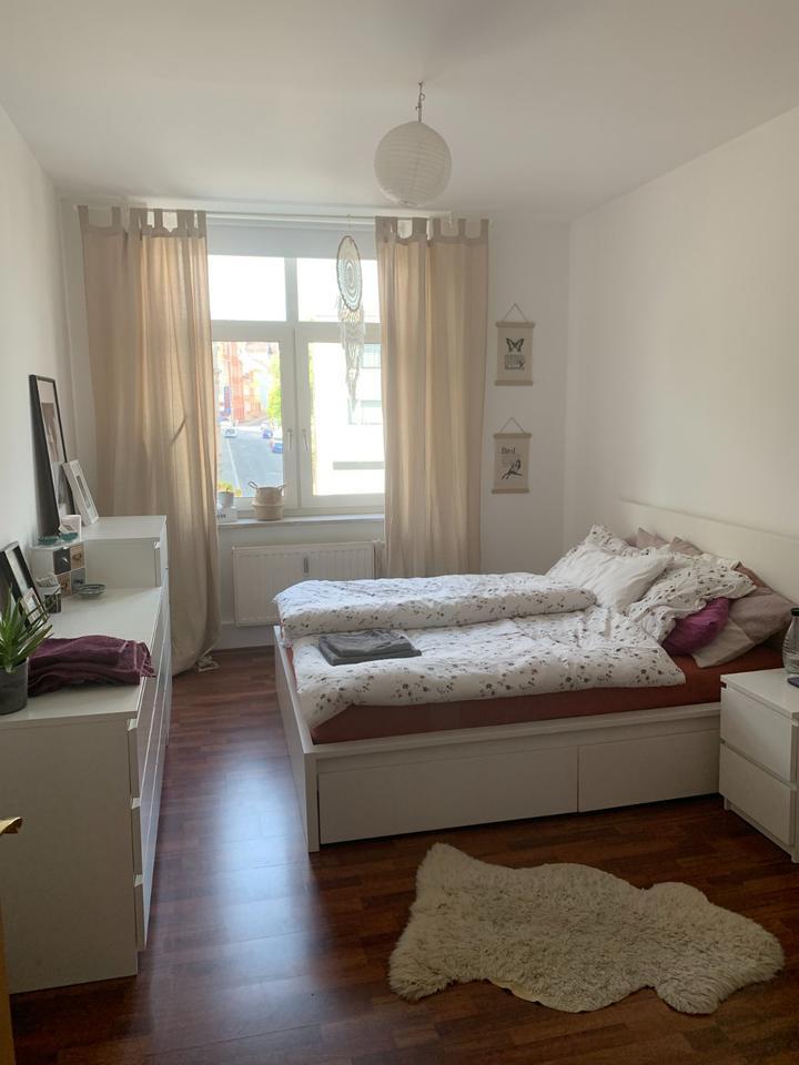 2-Zimmer-Wohnung, hell und zentral, mit Einbauküche zimmer