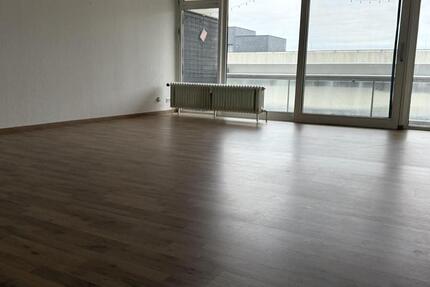 großzügige 2-Zimmer-Wohnung mit EBK, Balkon & Aufzug – barrierefreier Zugang zimmer