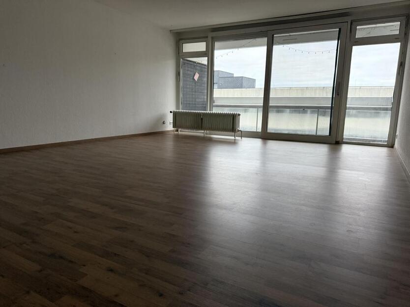 großzügige 2-Zimmer-Wohnung mit EBK, Balkon & Aufzug – barrierefreier Zugang zimmer