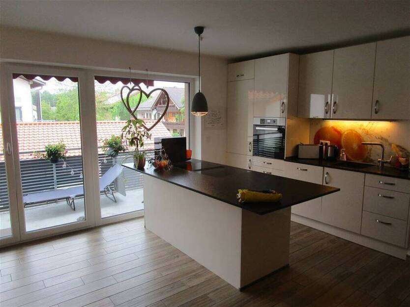 Exkl. neuwertige 3 Zimmer-Wohnung mit Balkon, zwischen Rosenheim & WB (mit 2 x Tiefgarage & Top-Einbauküche)