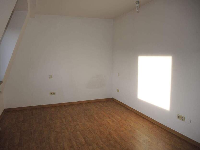 Helle 2-Zimmer-Dachgeschosswohnung mit Stadtblick, Balkon & Garage – 62 m² – bezugsfähig ab ca. 15.11.2025 2 zimmer
