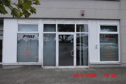 Sofort frei. BüroLadenlokal mit grosser Fensterfront in auffallender Lage zimmer