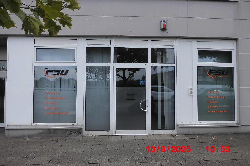 Sofort frei. BüroLadenlokal mit grosser Fensterfront in auffallender Lage zimmer