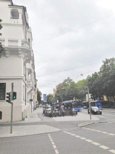 Zentrale 5-Zi.-Wohnung am Hohenzollernplatz in einem schönen Altbau zu verm.