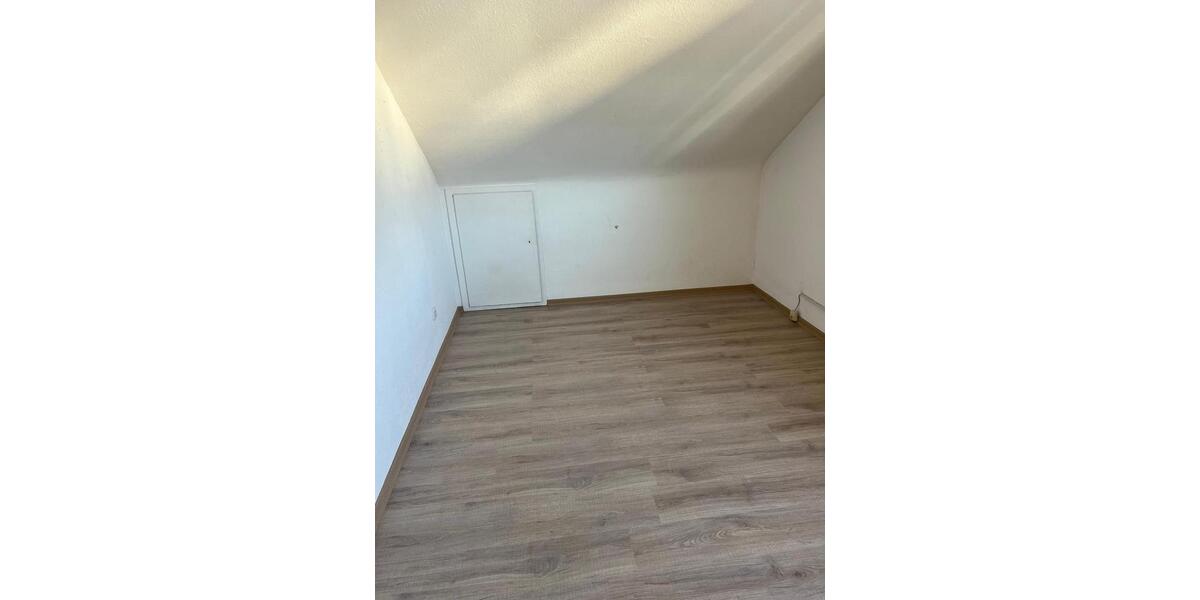 Dachgeschoßwohnung Leonberg - 4 Zimmer, 80 m&sup2;, 1.650&euro; | Angebot:26519368