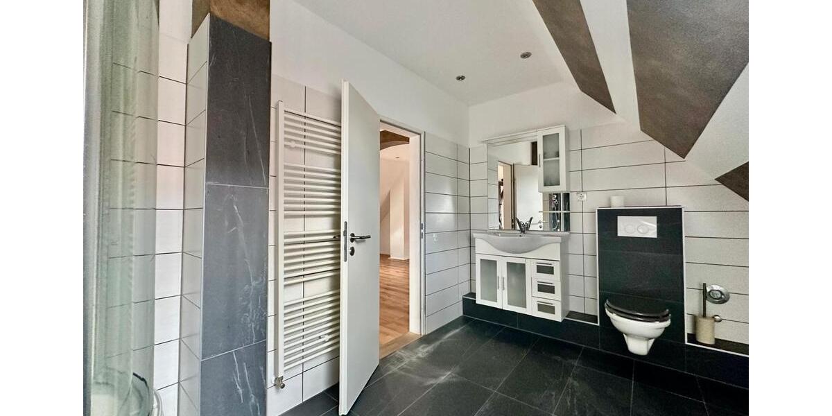 Altstadtjuwel im DG – 126 m² mit Sichtbalken, sofort bezugsfrei 4 zimmer