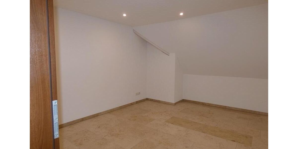 Dachgeschoßwohnung Finningen - 3 Zimmer, 126 m&sup2;, 820&euro; | Angebot:24865096