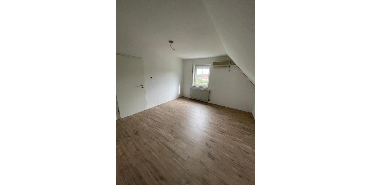 Dachgeschoßwohnung Dentlein am Forst - 3.5 Zimmer, 71 m&sup2;, 800&euro; | Angebot:25395573