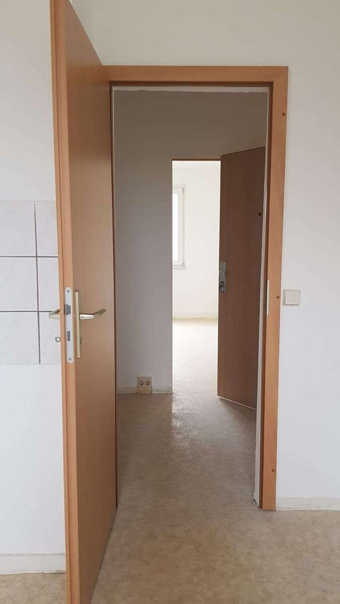 NEU -frisch renoviert. Gut geschnittene 4 Zimmer mit Balkon und Einbauküche! 4 zimmer