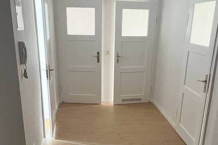 Willkommen Zuhause! 3 Zimmer mit zwei Balkonen, frisch renoviert mit neuem Boden und Tageslichtbad