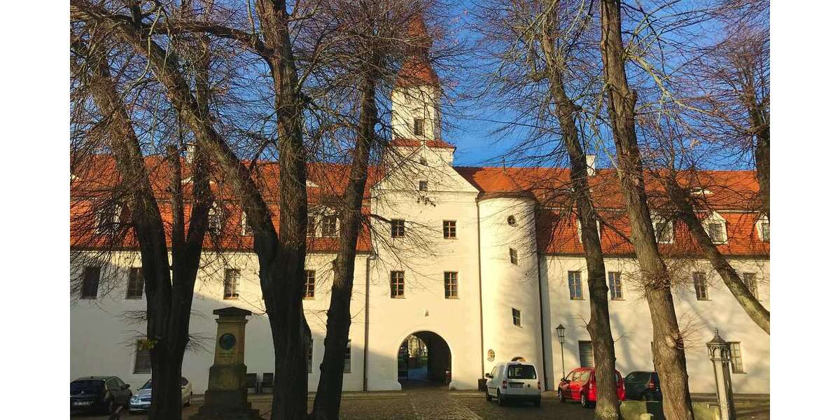 NEU -frisch renoviert. Gut geschnittene 4 Zimmer mit Balkon und Einbauküche! 4 zimmer