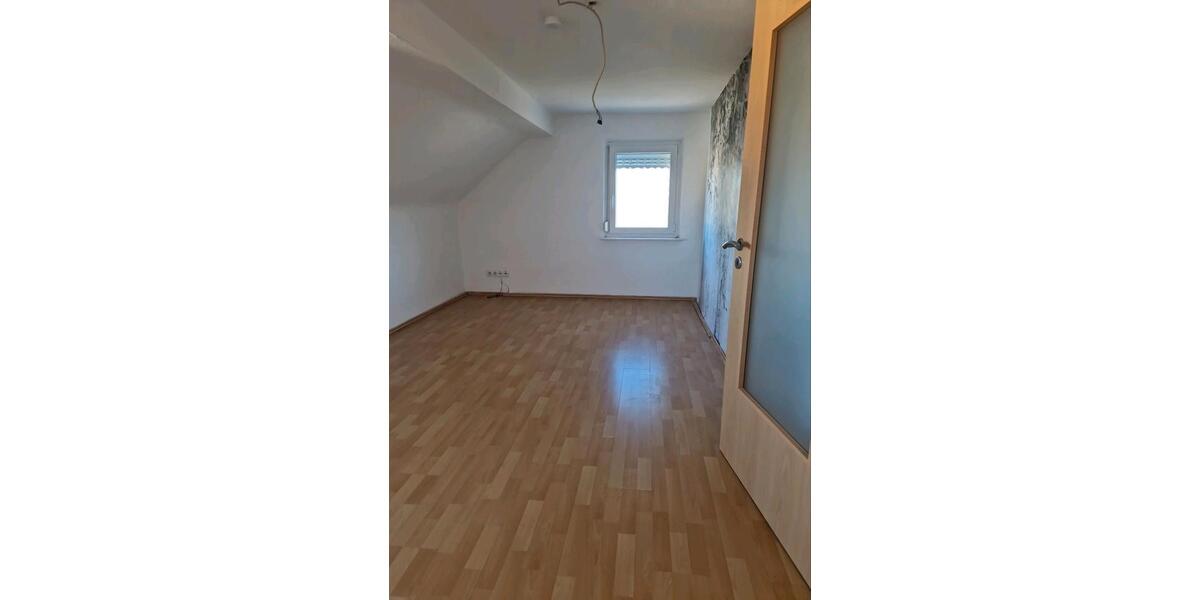 Dachgeschoßwohnung Forchheim - 3 Zimmer, 75 m&sup2;, 800&euro; | Angebot:26681368