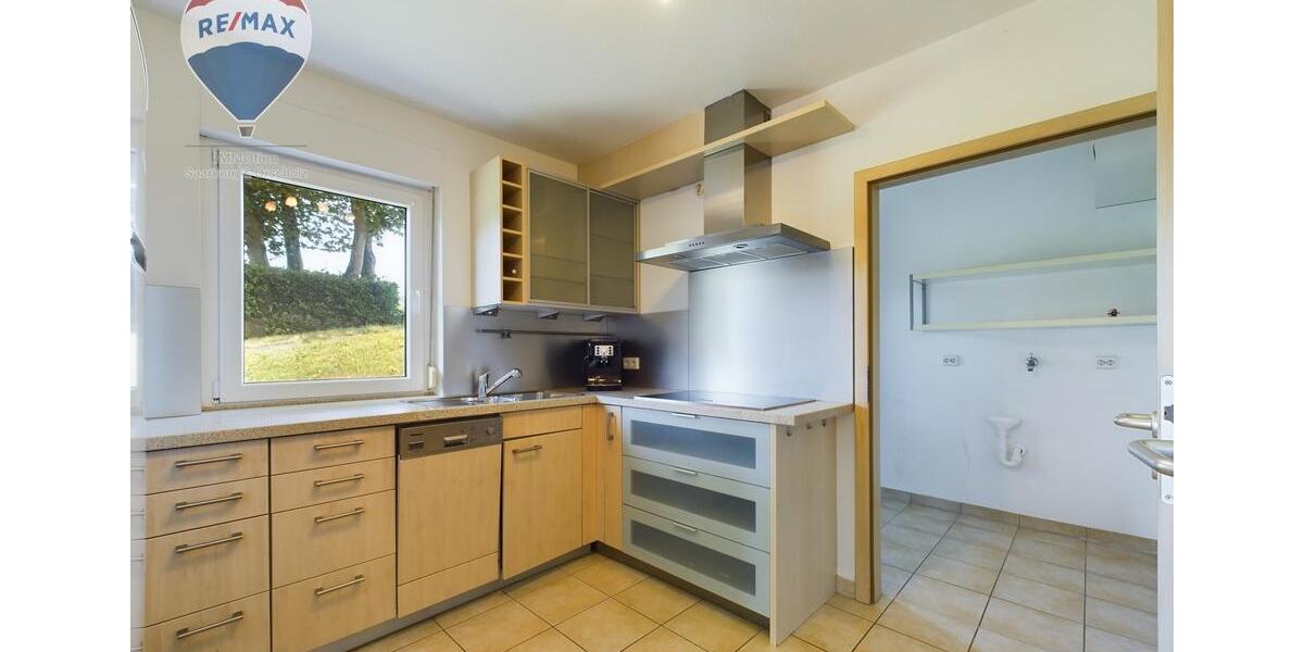 Großzügige Terrasse & viel Grün: Helle Souterrainwohnung 3 zimmer