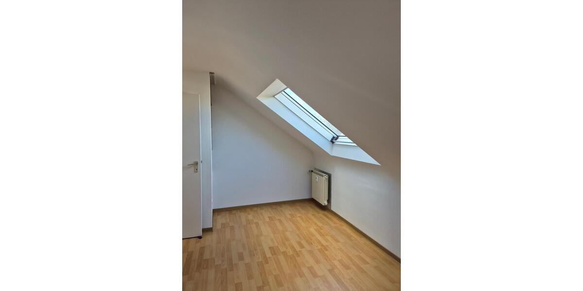 Dachgeschoßwohnung Saarbrücken West - 3 Zimmer, 50 m&sup2;, 400&euro; | Angebot:25298087