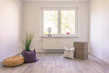Hier lädt ein großer Balkon zum Verweilen ein