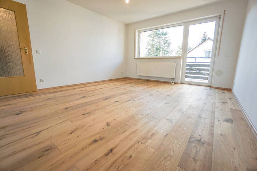 IDEAL FÜR FAMILIEN: Renovierte 4-Zi-Whg. mit Tageslichtbad, Gäste-WC , Balkon, Parkett uvm.