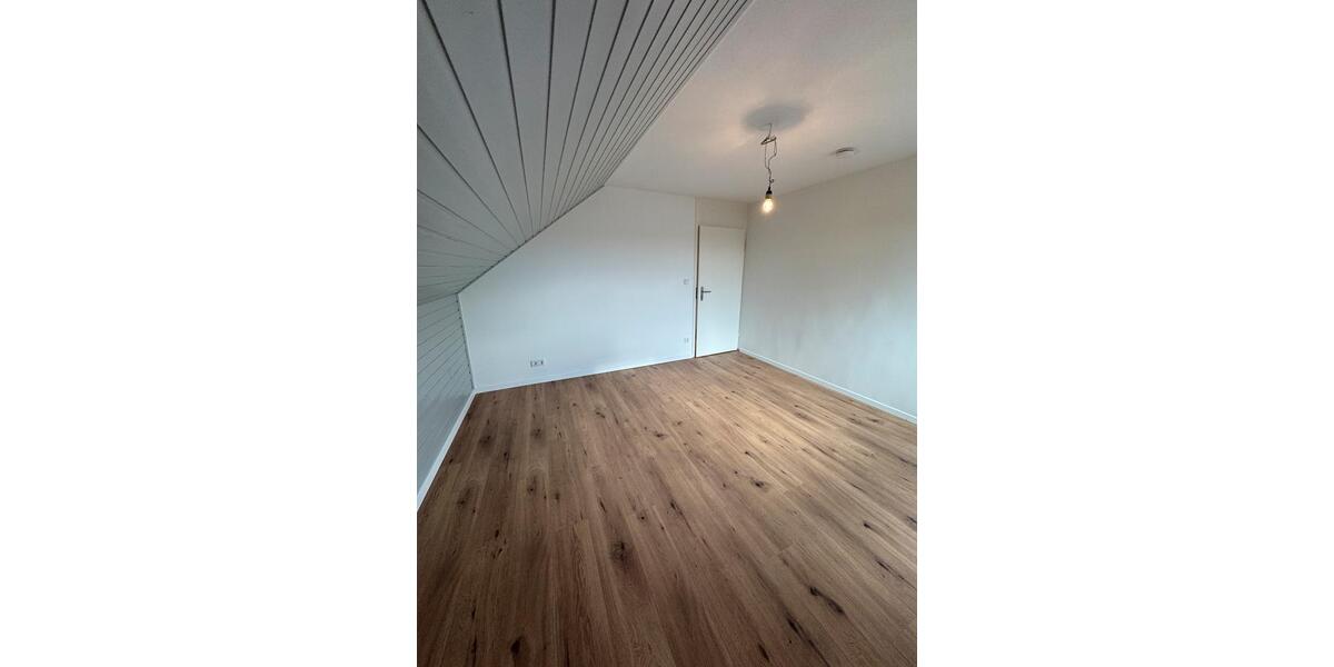 Dachgeschoßwohnung Nürnberg Altenfurt - 3 Zimmer, 75 m&sup2;, 1.200&euro; | Angebot:26049421