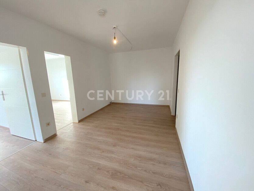 Stilvoll modernisierte 3,5-Zimmer-Wohnung mit Balkon, Aufzug und Stellplatz