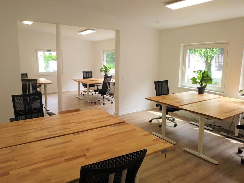 Einzelbüro mit 4 (oder 8) Schreibtischen