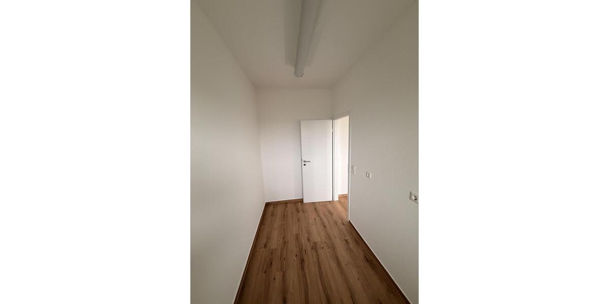 Frisch renovierte Bürofläche mit Balkon zimmer