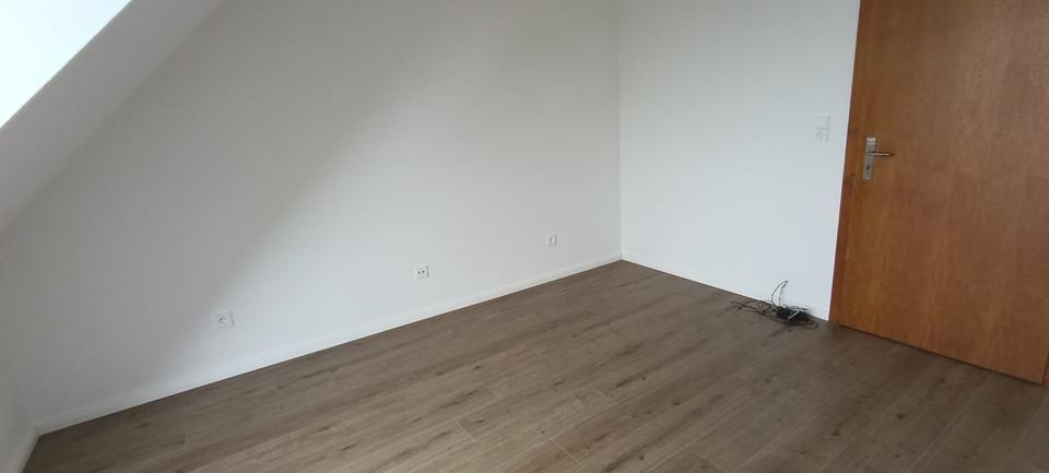 Nach Renovierung!! Schöne Dachgeschoßwohnung mit Balkon zu vermieten