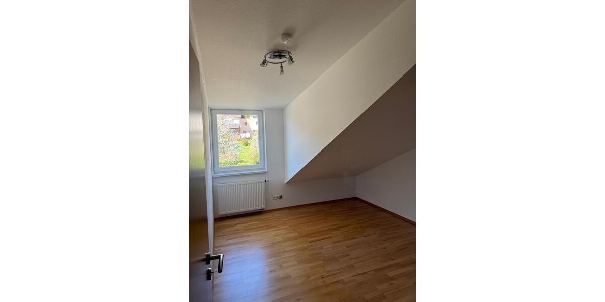 Dachgeschoßwohnung Knittlingen - 3 Zimmer, 96 m&sup2;, 850&euro; | Angebot:26073135