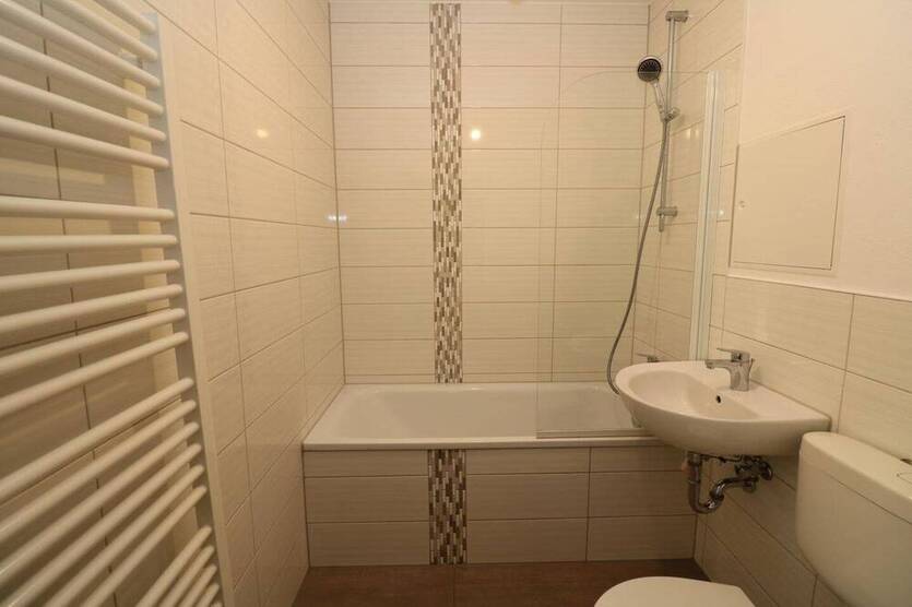 Treppensteigen? Ich nehm den Aufzug...große 4-RW mit Wanne u. Balkon!!!