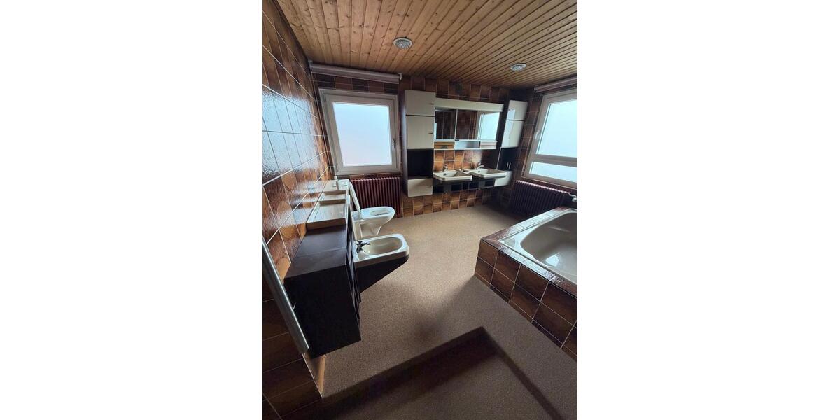 Etagenwohnung Poppenhausen - 7 Zimmer, 215 m&sup2;, 1.890&euro; | Angebot:26312178