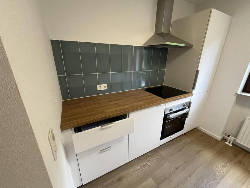 Kernsanierte 2,5-Zi-Wohnung mit EBK, Balkon und Garage