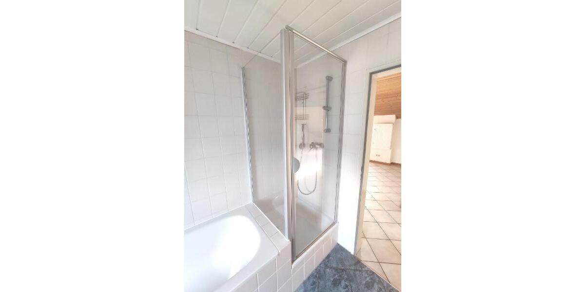 3 Zi. DG Wohnung mit Küche, Gartenmitbenutzung und Stellplatz 3 zimmer