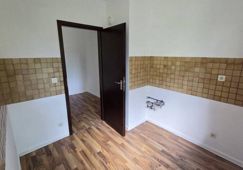 Familien-Zuhause in angenehmer Größe, 3 Zimmer mit Balkon, Laminat, Wannenbad, Gäste-WC, Aufzug