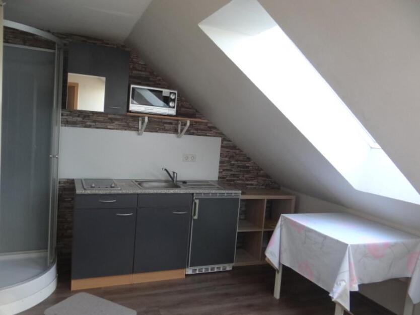 schönes Zimmer mit Dusche und Kochzeile, Bett