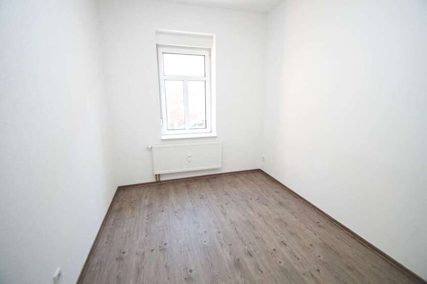kleine 4-Zi-Whg mit BALKON- Laminat, separate Küche, Wanne+Dusche 4 zimmer