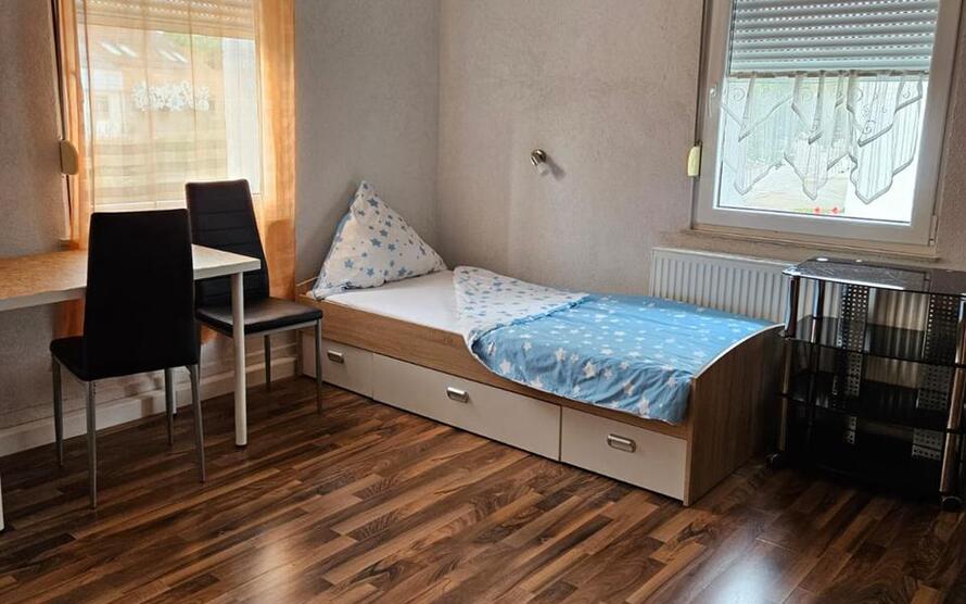 WG Zimmer mit Internet, TV, Gästeküche, EtagenduscheWc und Waschmaschine zimmer