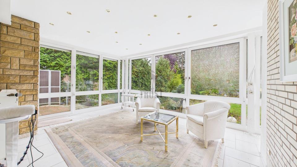 Exklusive Villa in Toplage von Grasdorf – 10 Zimmer, traumhafter Feldblick & Wellnessbereich mit Pool 10 zimmer