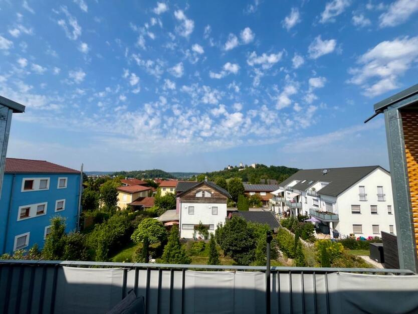 Aussicht geniessen: Neue sonnige 2 Zi-Whg. mit EBK u. Abstellraum