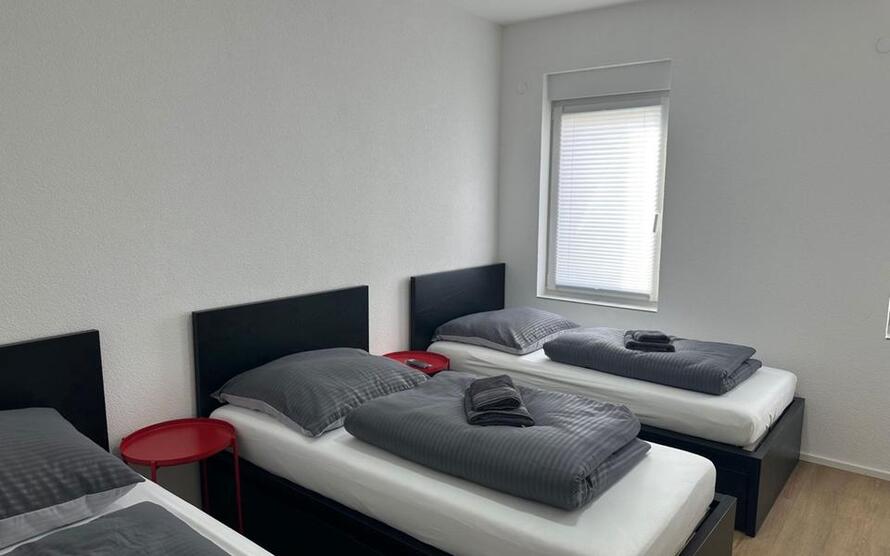 Gästezimmer mit TV, Internet, 2x EtagenduscheWC, Gästeküche, Waschmaschine und Trockner zimmer