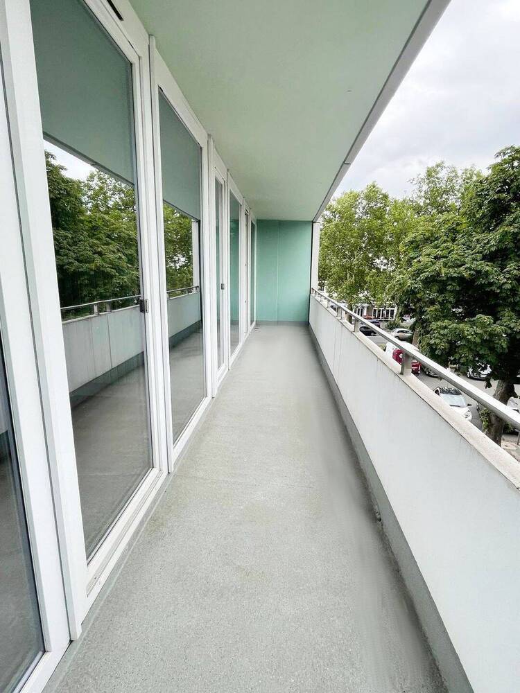 Erstbezug nach Modernisierung! 2 Zimmer + Balkon, neuer Boden, neues Bad, Aufzug