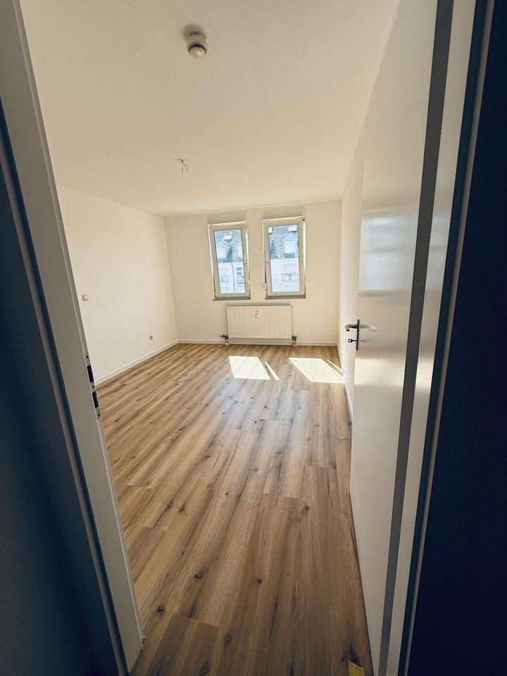 Sanierte 2 Zimmer Wohnung mit TG Stellplatz in MA Niederfeld zimmer