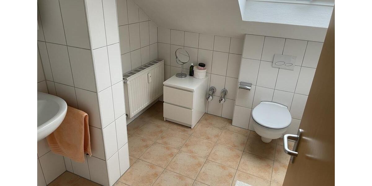 Sehr schöne Dachgeschosswohnung mit großem Balkon 2 zimmer