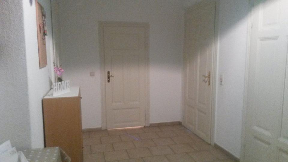 Teilmöbliertes WG-Zimmer mit Balkonnutzung