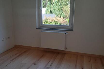 2-Zimmer Wohung - frisch saniert mit eigenem Eingang und Stellpla 2 zimmer