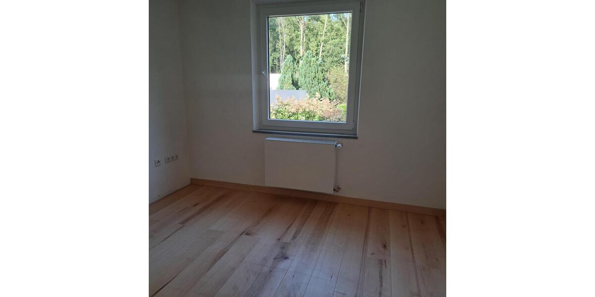 2-Zimmer Wohung - frisch saniert mit eigenem Eingang und Stellpla 2 zimmer