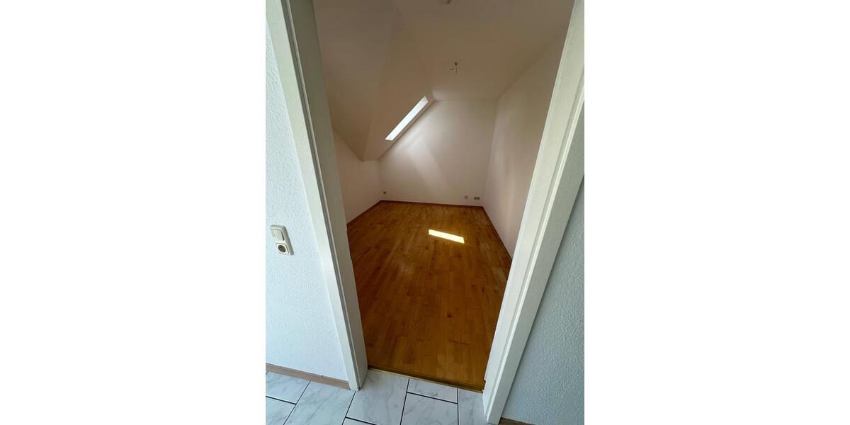 Dachgeschoßwohnung Hohenroth - 3 Zimmer, 102 m&sup2;, 750&euro; | Angebot:25641053