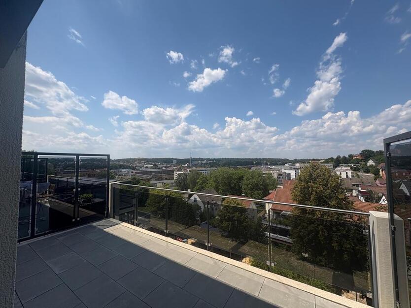 Neubau: 2,5-Zimmer-Wohnung in Aalen mit EBK, Balkon & Carport