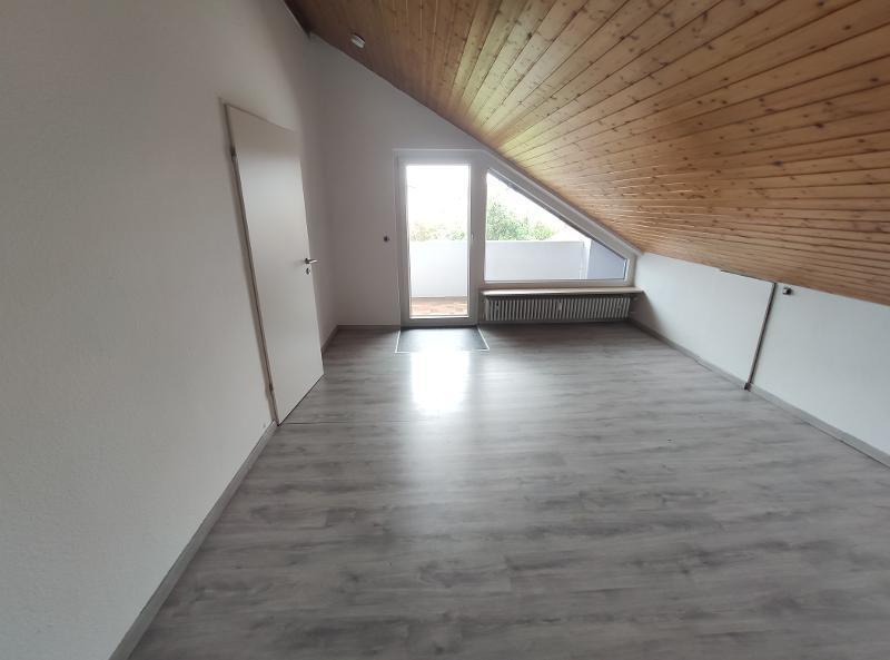 3- Zi. DG Wohnung mit 2 Balkonen und Garage