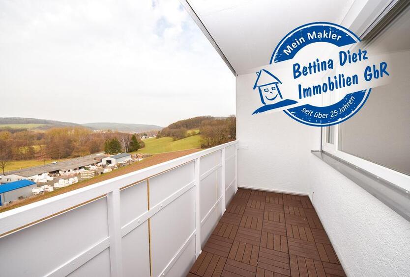 DIETZ: Modernisierte 2-Zimmer-Wohnung im 7. Obergeschoss mit Balkon in Bad-König! Neue Einbauküche, Kellerraum, Balkon