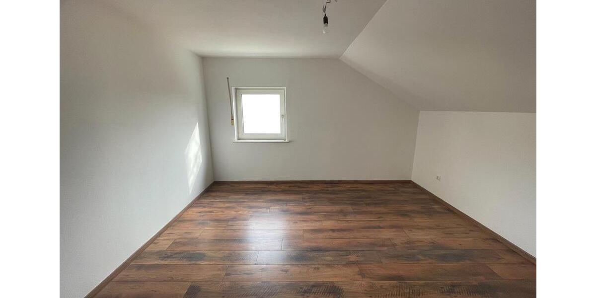 Dachgeschoßwohnung Weiden in der Oberpfalz - 3 Zimmer, 70 m&sup2;, 610&euro; | Angebot:25988939