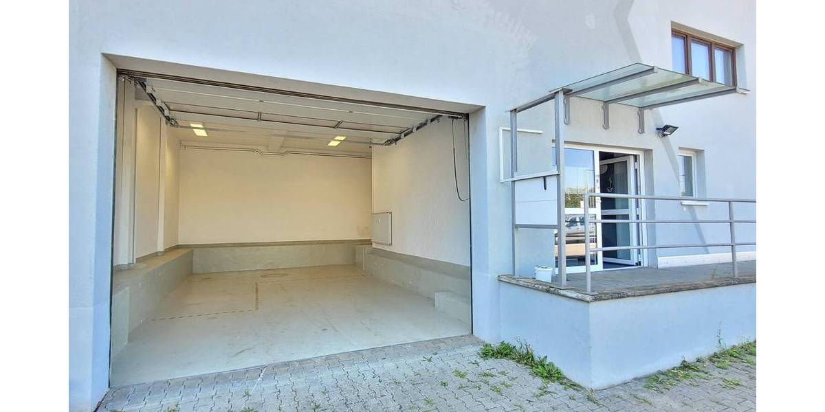 Gewerbehalle_Studio_Werkstatt mit Rolltor und Büro am Bahnhof Müllheim 2 zimmer